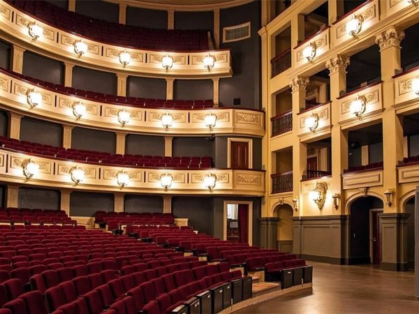 What are the best ways to find free or discounted tickets to the Royal Opera House in London?