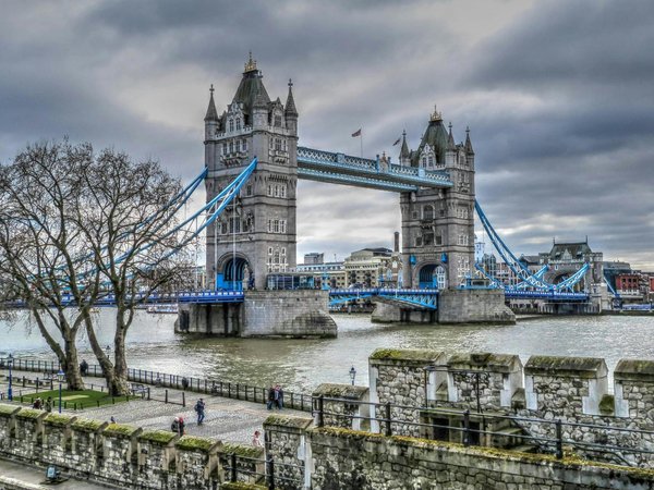 How can you find low-cost entry to the Tower of London during off-peak times?