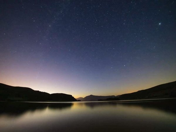 What are the best locations in the UK for observing the Perseid meteor shower during summer?